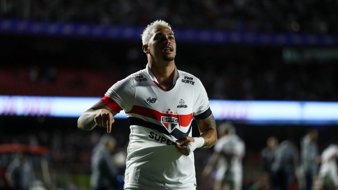 Luciano se destaca durante as ausências e se torna o artilheiro do ano pela terceira vez consecutiva.